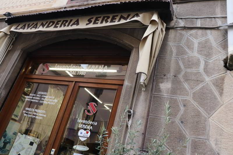 Ingresso lavanderia Serena a Sesto Calende