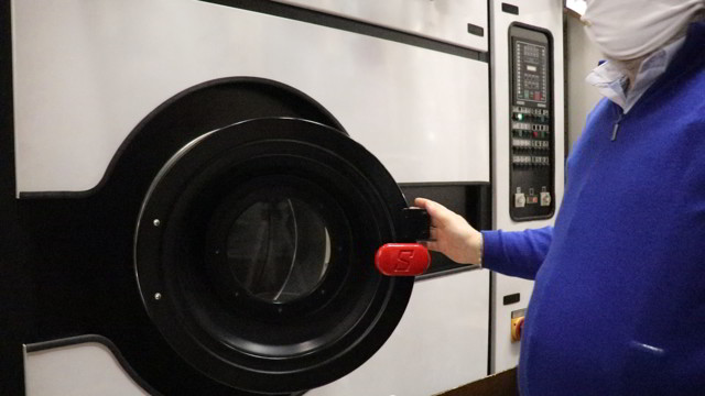il lavaggio a secco in lavanderia avviene attraverso macchinari specifici